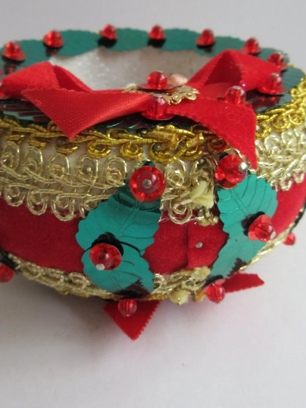 Push Pin Beaded Wreath Diorama Christmas Ornament Santa Kissing Mrs. Claus Vtg